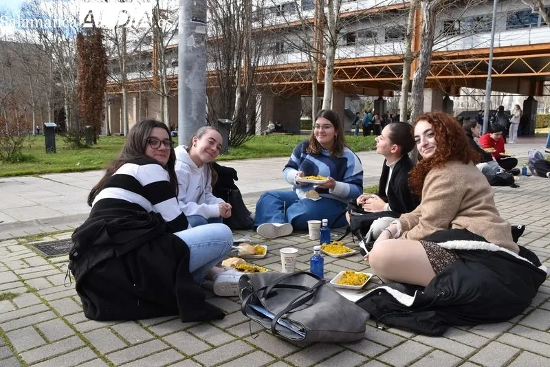 Paella solidaria de las fiestas del Codex en el Campus Unamuno. Foto de Vanesa Martins