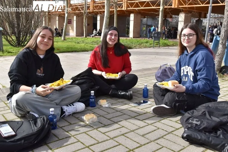 Paella solidaria de las fiestas del Codex en el Campus Unamuno. Foto de Vanesa Martins