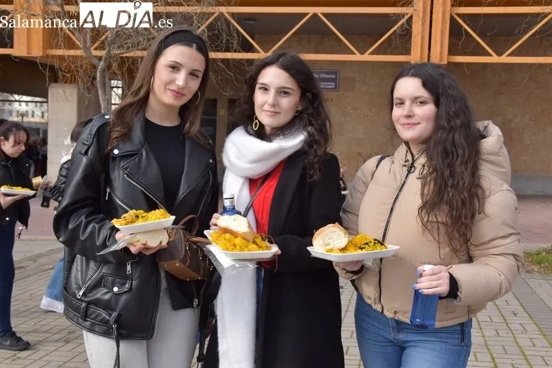 Paella solidaria de las fiestas del Codex en el Campus Unamuno. Foto de Vanesa Martins