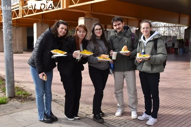 Paella solidaria de las fiestas del Codex en el Campus Unamuno. Foto de Vanesa Martins