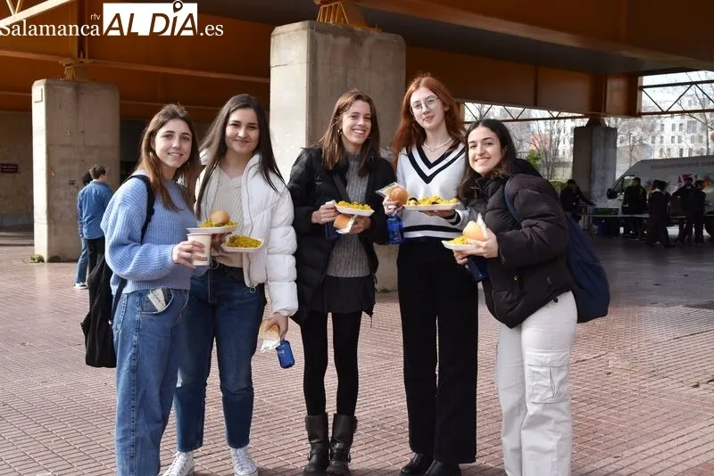 Paella solidaria de las fiestas del Codex en el Campus Unamuno. Foto de Vanesa Martins
