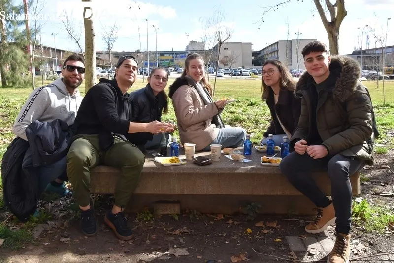 Paella solidaria de las fiestas del Codex en el Campus Unamuno. Foto de Vanesa Martins