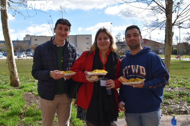 Paella solidaria de las fiestas del Codex en el Campus Unamuno. Foto de Vanesa Martins