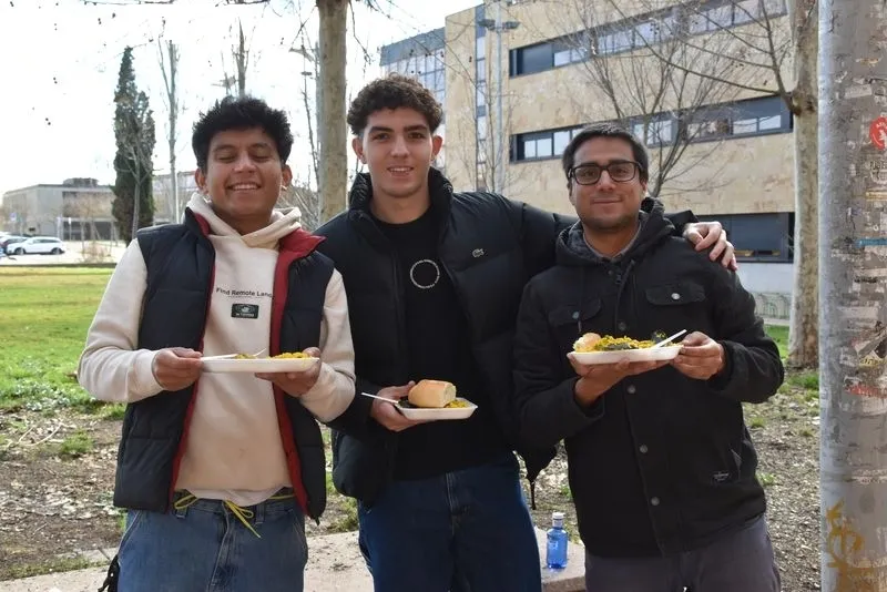 Paella solidaria de las fiestas del Codex en el Campus Unamuno. Foto de Vanesa Martins