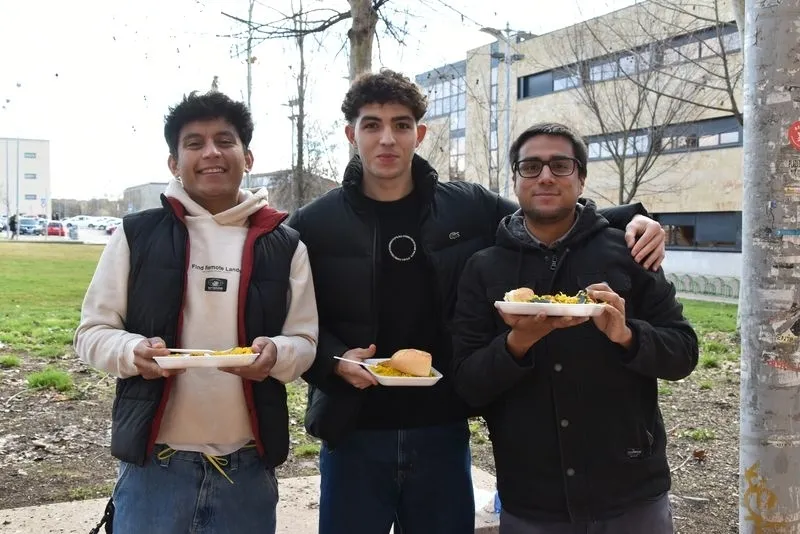 Paella solidaria de las fiestas del Codex en el Campus Unamuno. Foto de Vanesa Martins