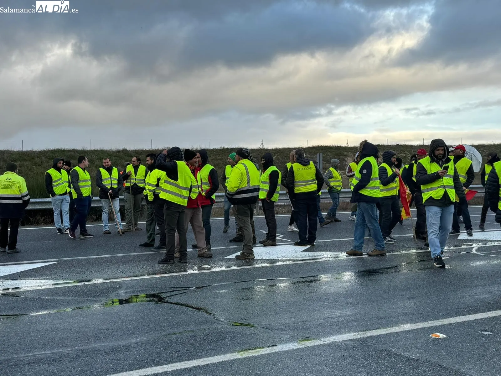 Agricultores y ganaderos a la salida de Peñaranda. 