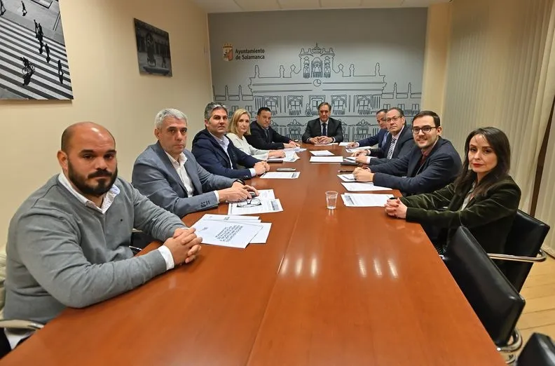 El alcalde, Carlos García Carbayo, y la Asociación de Empresarios de Hostelería mantienen la reunión de la comisión mixta para continuar coordinando decisiones y actuaciones relacionadas con el sector