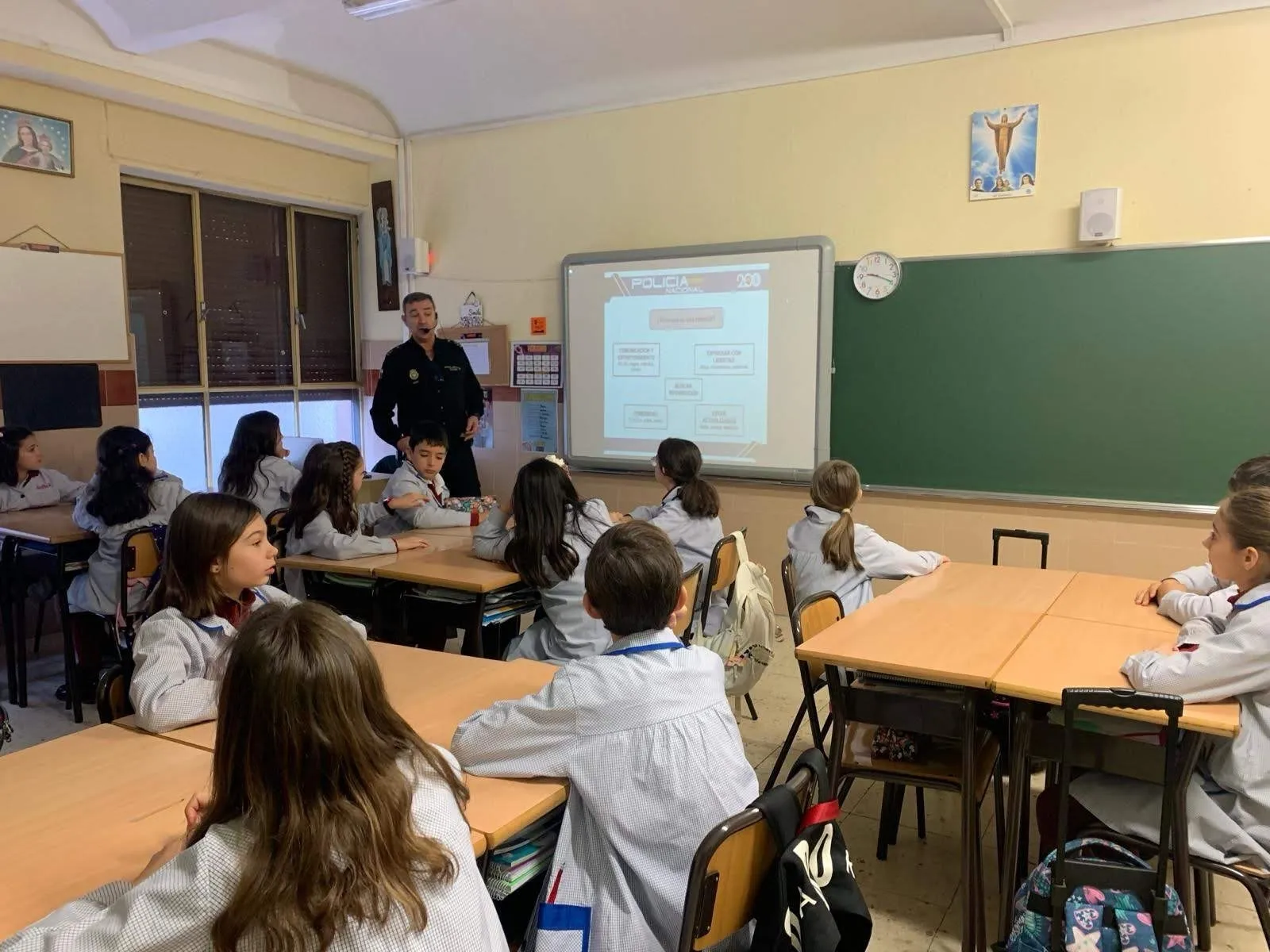 Charla de la Policía Nacional sobre los riesgos de internet en el Colegio San Juan Bosco.