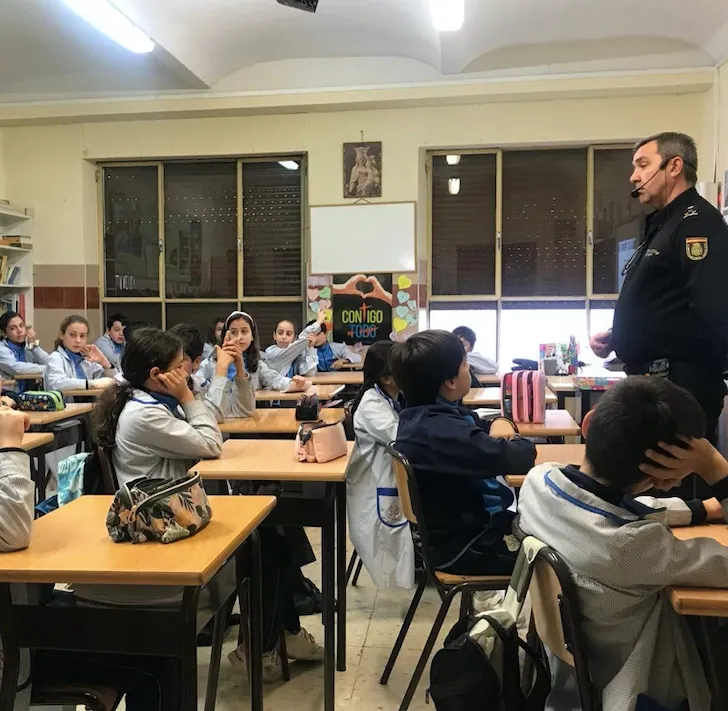Charla de la Policía Nacional sobre los riesgos de internet en el Colegio San Juan Bosco.