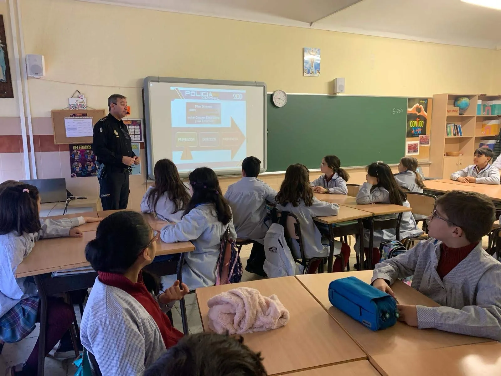 Charla de la Policía Nacional sobre los riesgos de internet en el Colegio San Juan Bosco.
