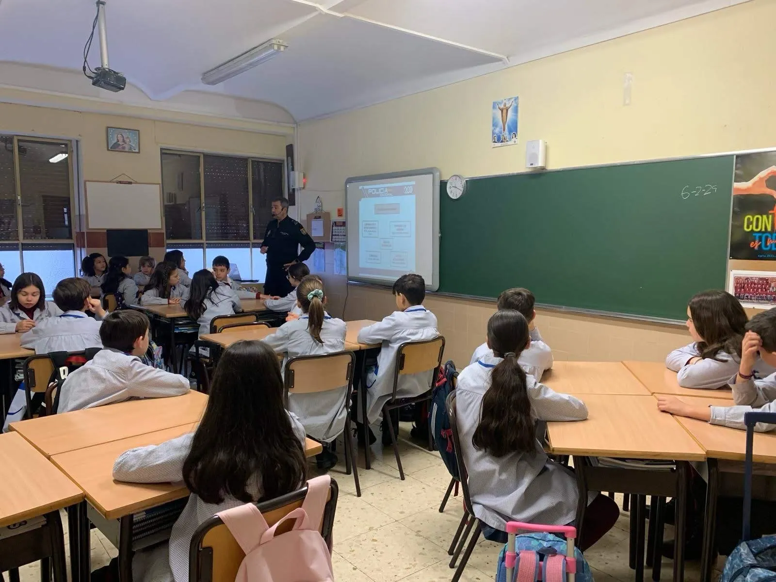 Charla de la Policía Nacional sobre los riesgos de internet en el Colegio San Juan Bosco.