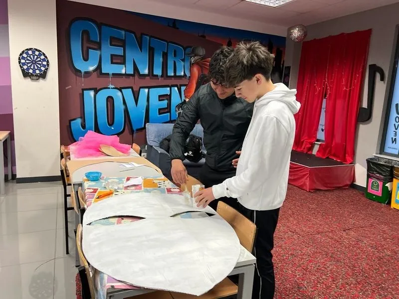 Taller de adornos de Carnaval en el Centro Joven.