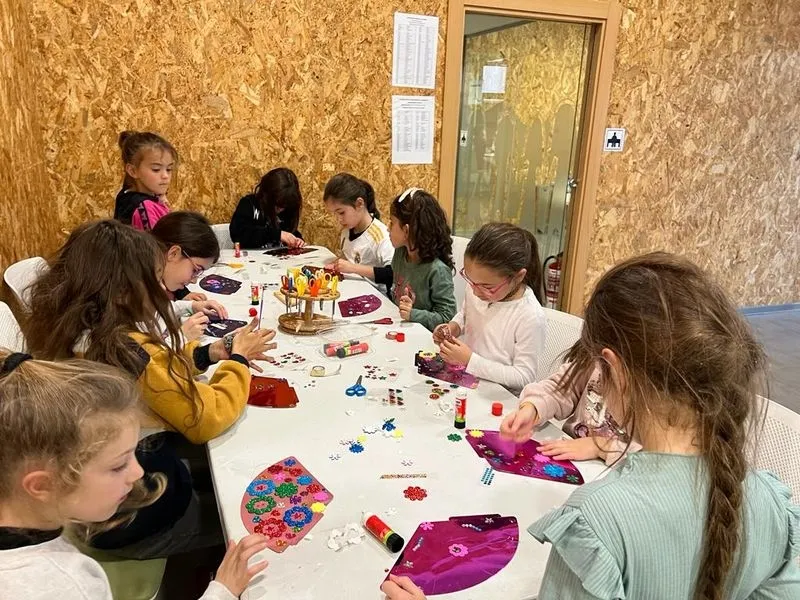 Taller de manualidades carnavalescas Ciudad de los Niños.