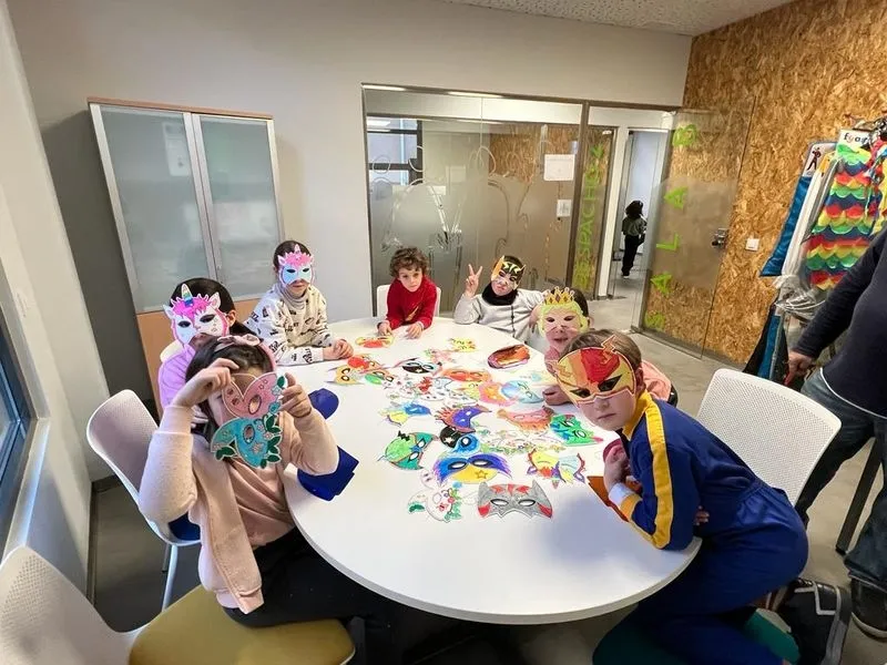 Taller de manualidades carnavalescas Ciudad de los Niños.