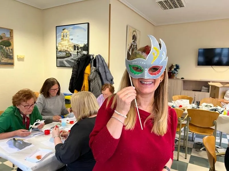 Taller de máscaras para mayores.