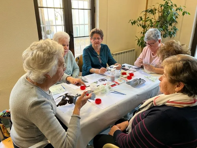 Taller de máscaras para mayores.