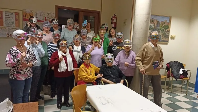 Taller de máscaras para mayores.