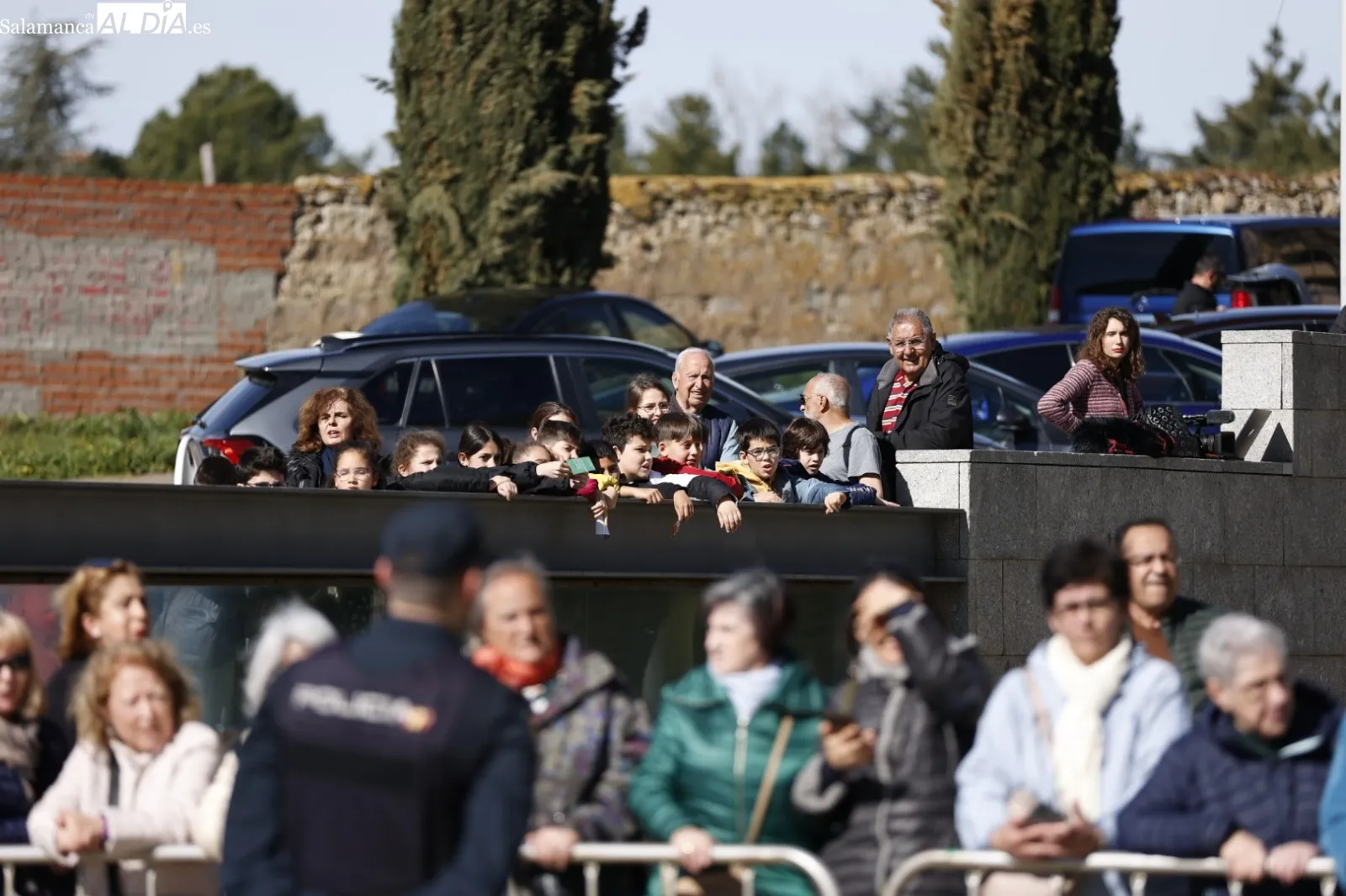 Salmantinos aguardando para ver a la Reina Letizia. Fotos: David Sañudo.