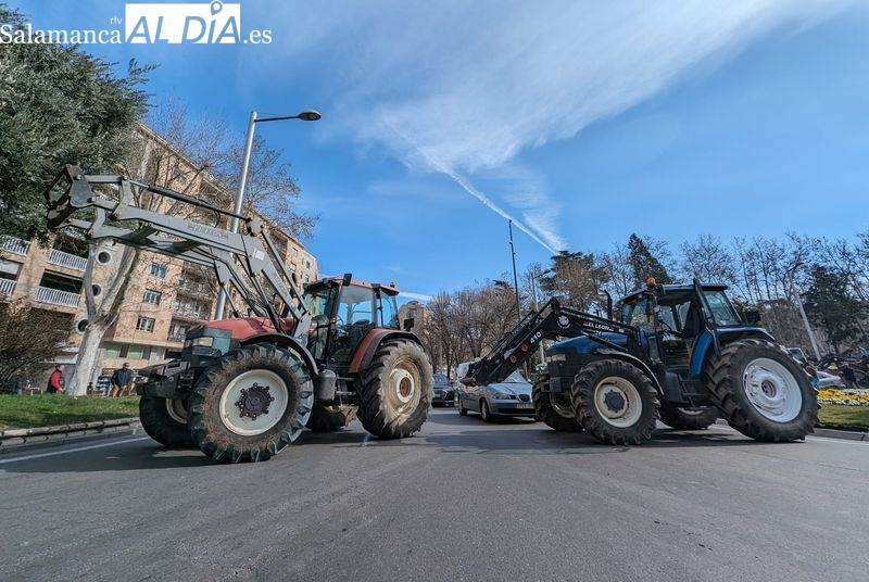Tractores en la Plaza de España en la capital salmantina / DAVID SAÑUDO