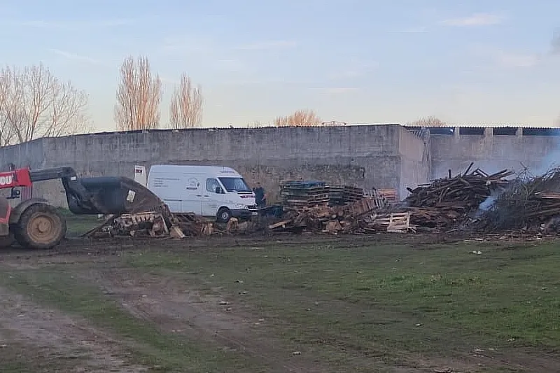 Tras la llamada desde el Ayuntamiento a través de las redes sociales, Varias empresas y particulares han colaborado aportando madera para hacer la hoguera de esta madrugada
