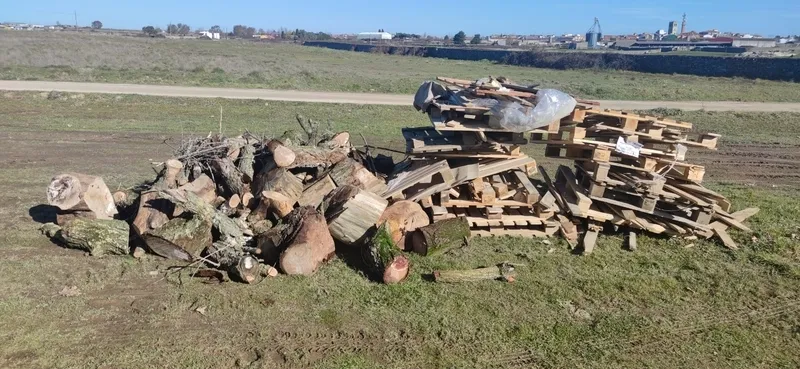 Tras la llamada desde el Ayuntamiento a través de las redes sociales, Varias empresas y particulares han colaborado aportando madera para hacer la hoguera de esta madrugada