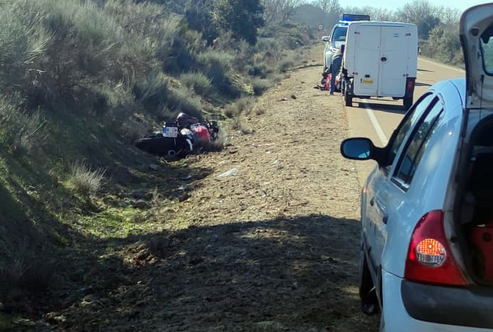 Accidente de dos motocicletas tras chocar una de ellas con un microcar furgoneta en Sardón de los Frailes