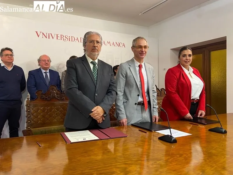 Diego Fernández, Almudena Navarro y Ricardo Rivero, tras la firma del acuerdo | FOTOS: Vanesa Martins 