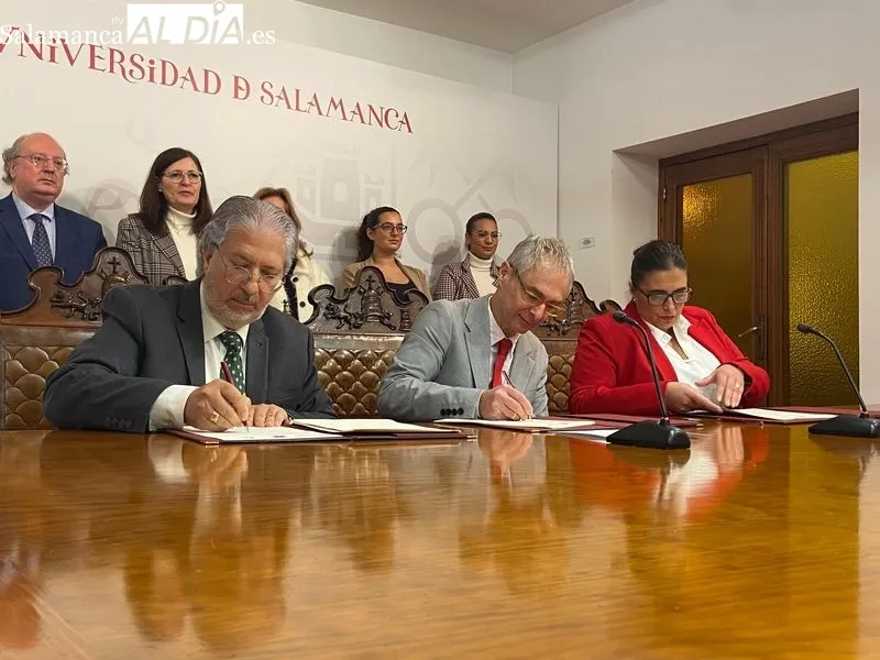 Diego Fernández, Almudena Navarro y Ricardo Rivero, tras la firma del acuerdo | FOTOS: Vanesa Martins 