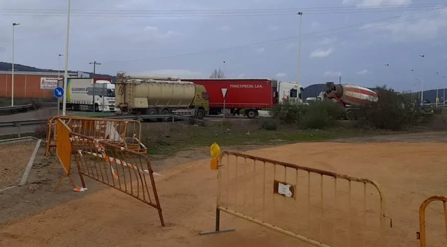 Foto 2 - Cortadas unas dos horas la A-62 y la N-620 en la zona de la 1&ordf; entrada a Ciudad Rodrigo