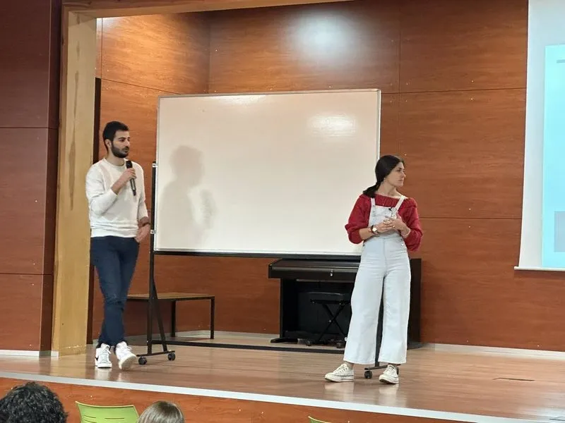 José Manuel e Irene, con miembros de la asociación 