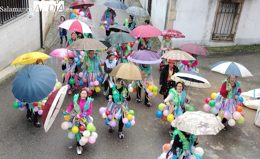 Las mujeres de Mieza cantan bajo la lluvia el Domingo de Carnaval
