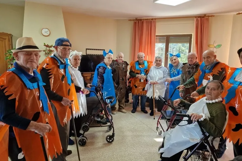 Fiesta de Carnaval en la residencia de mayores de Almendra