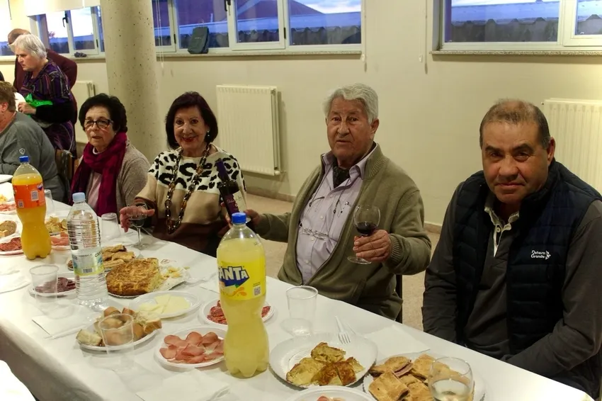 Los mayores de El Cubo celebraban el Carnaval con una sabrosa merienda de productos tradicionales como embutidos, tortillas y empanadas 