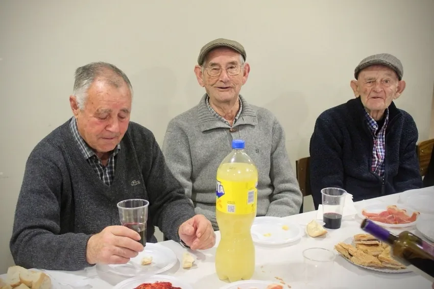 Los mayores de El Cubo celebraban el Carnaval con una sabrosa merienda de productos tradicionales como embutidos, tortillas y empanadas 