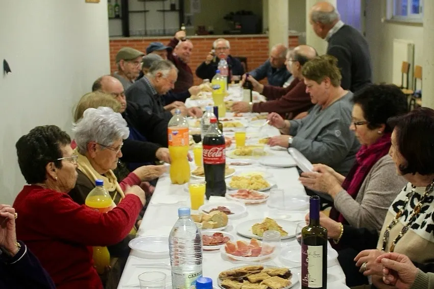 Los mayores de El Cubo celebraban el Carnaval con una sabrosa merienda de productos tradicionales como embutidos, tortillas y empanadas 