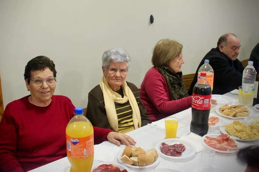 Los mayores de El Cubo celebraban el Carnaval con una sabrosa merienda de productos tradicionales como embutidos, tortillas y empanadas 