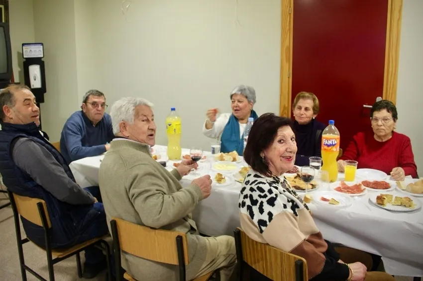 Los mayores de El Cubo celebraban el Carnaval con una sabrosa merienda de productos tradicionales como embutidos, tortillas y empanadas 