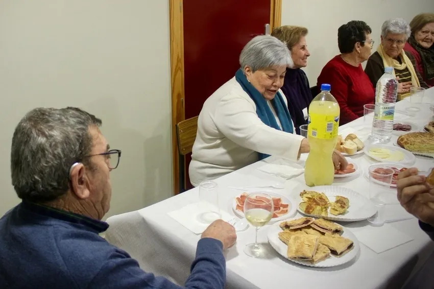 Los mayores de El Cubo celebraban el Carnaval con una sabrosa merienda de productos tradicionales como embutidos, tortillas y empanadas 