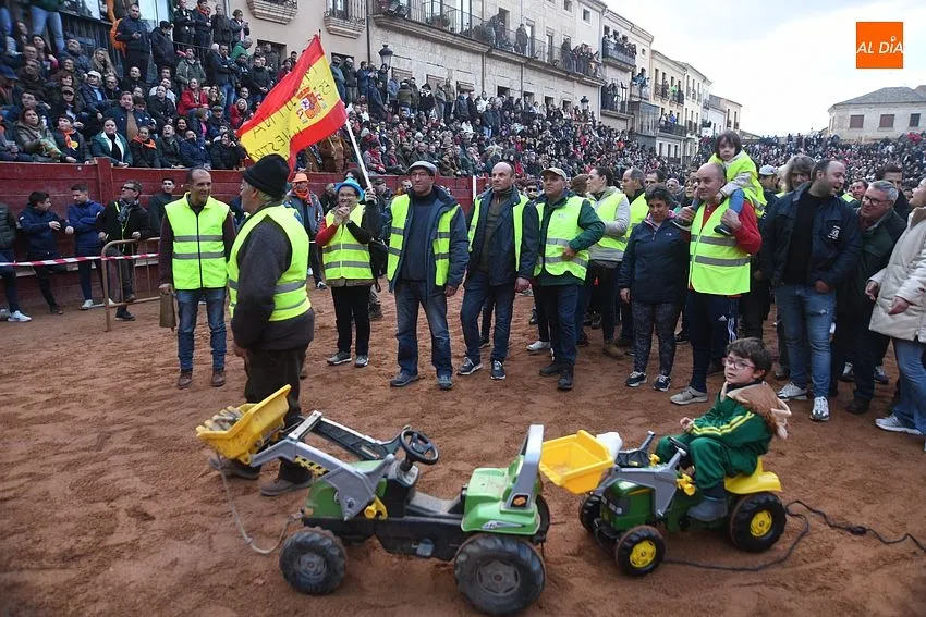 Ganaderos de Ciudad ROdrigo reivindicando en el Carnaval de Toro
