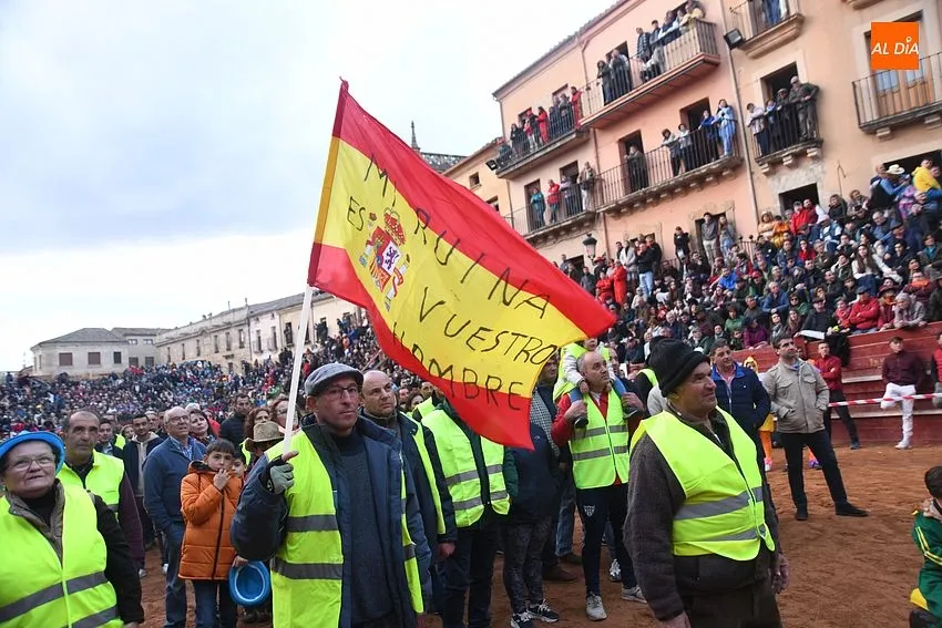 Ganaderos de Ciudad ROdrigo reivindicando en el Carnaval de Toro