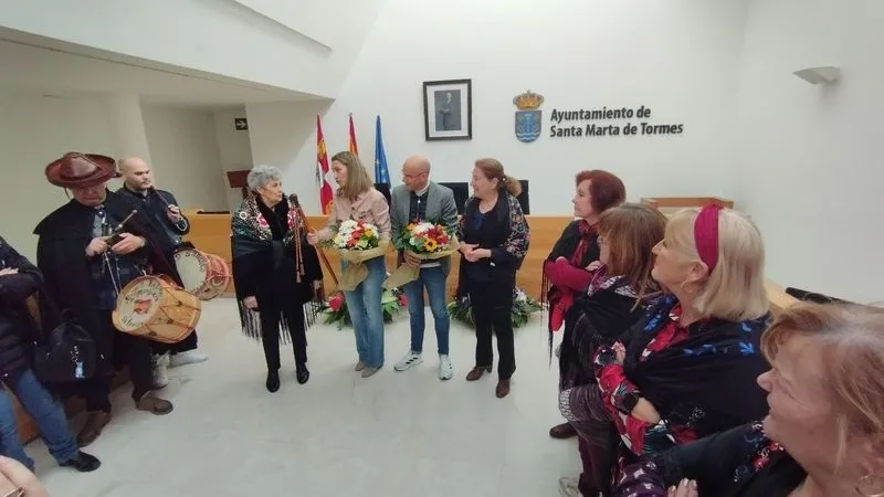 Acto con las Águedas en el Ayuntamiento de Santa Marta.