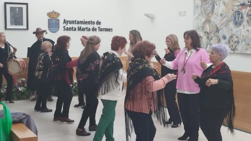 Acto con las Águedas en el Ayuntamiento de Santa Marta.
