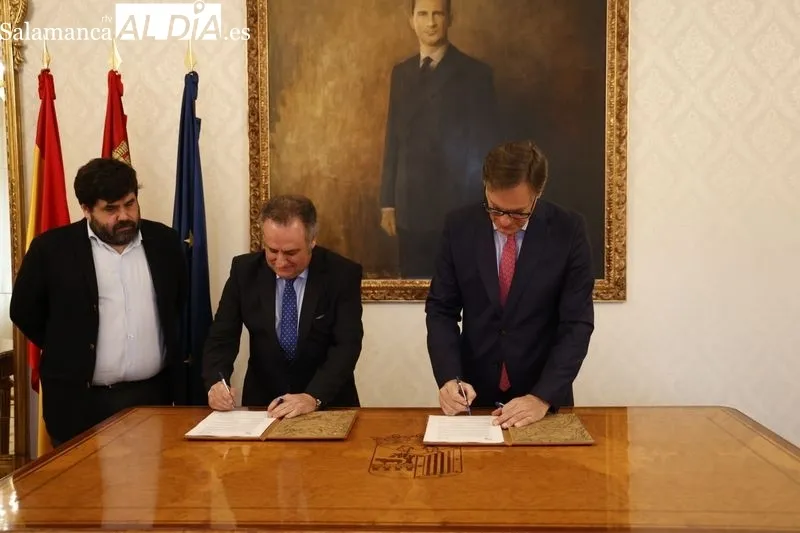 Firma del convenio en el Ayuntamiento para la instalación de Lemauto en la Zona de Actividades Logísticas de Salamanca. Foto de David Sañudo