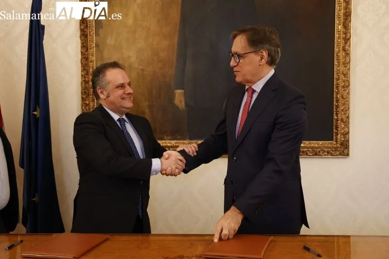 Firma del convenio en el Ayuntamiento para la instalación de Lemauto en la Zona de Actividades Logísticas de Salamanca. Foto de David Sañudo