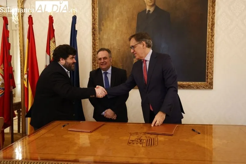 Firma del convenio en el Ayuntamiento para la instalación de Lemauto en la Zona de Actividades Logísticas de Salamanca. Foto de David Sañudo