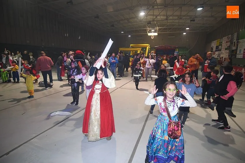 Foto 10 - Los m&aacute;s peque&ntilde;os disfrutan de su cita carnavalera en la pista de baile