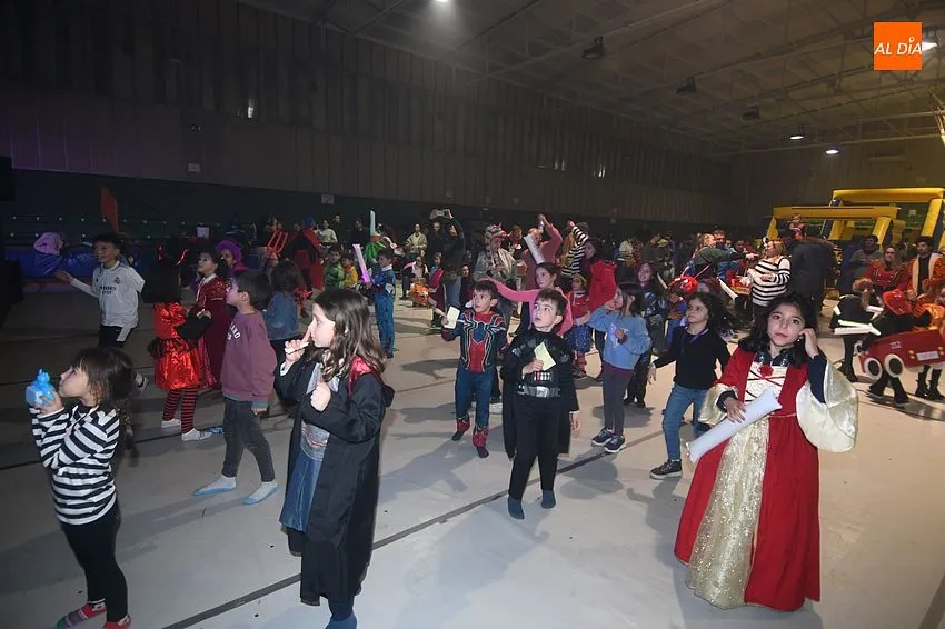 Foto 8 - Los m&aacute;s peque&ntilde;os disfrutan de su cita carnavalera en la pista de baile