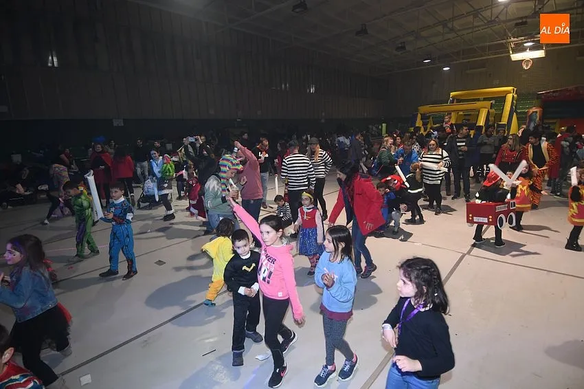 Foto 7 - Los m&aacute;s peque&ntilde;os disfrutan de su cita carnavalera en la pista de baile