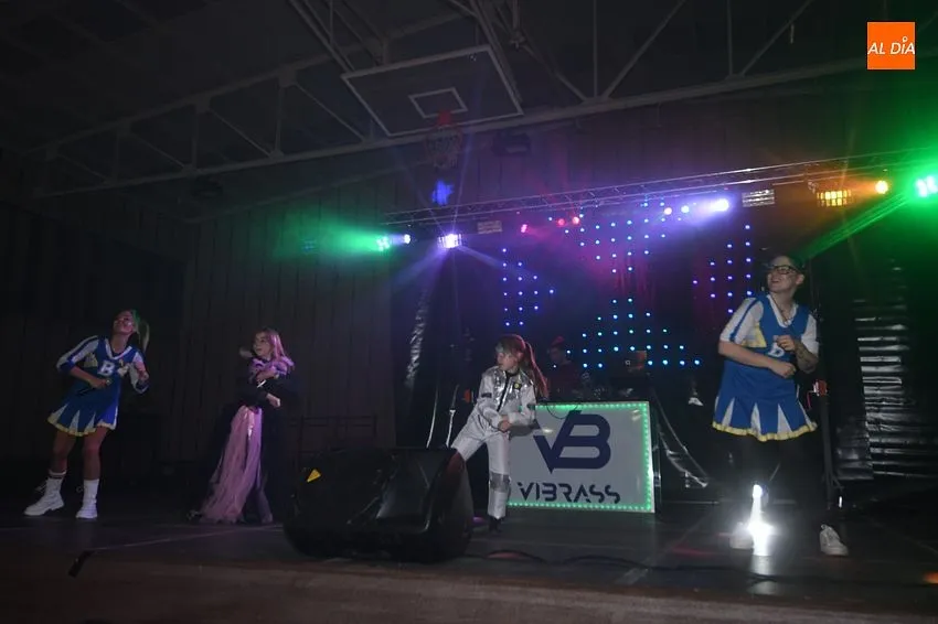 Foto 5 - Los m&aacute;s peque&ntilde;os disfrutan de su cita carnavalera en la pista de baile