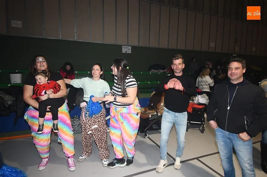 Foto 4 - Los m&aacute;s peque&ntilde;os disfrutan de su cita carnavalera en la pista de baile